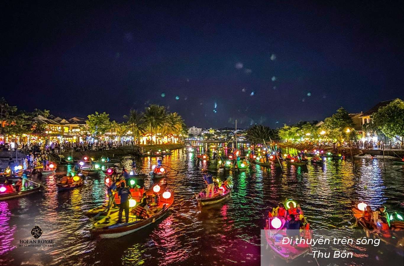 Khách du lịch đi thuyền trên sông Thu Bồn ở Hội An