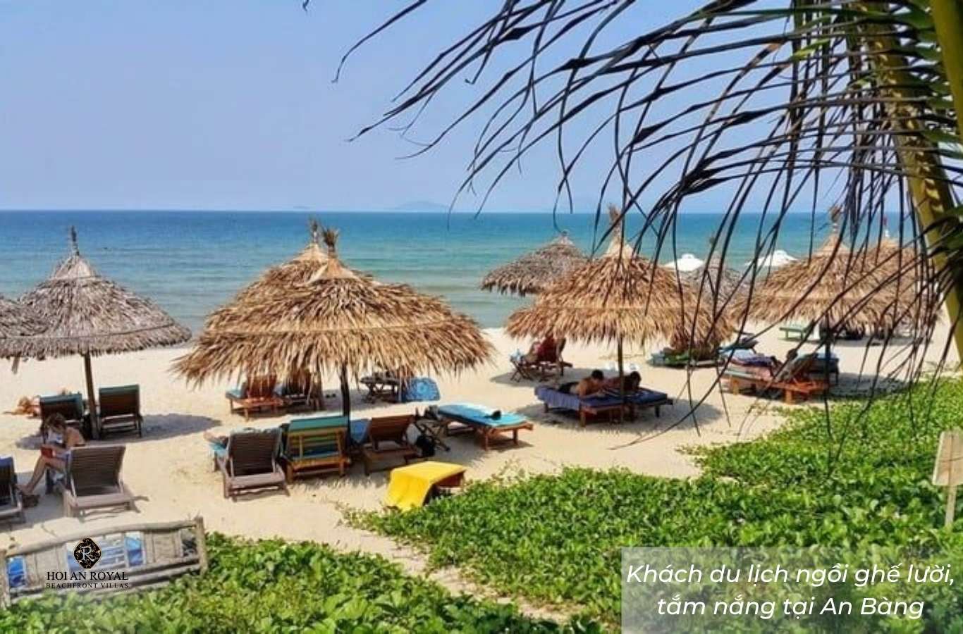 Khách du lịch ngồi ghế lười, tắm nắng tại bãi biển An Bàng