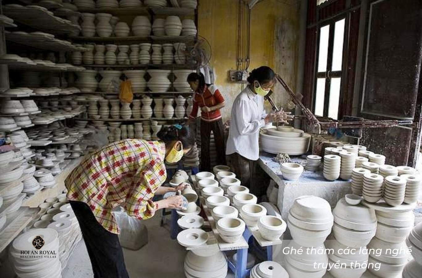 Tham quan làng gốm Thanh Hà để chứng kiến quy trình làm gốm thủ công
