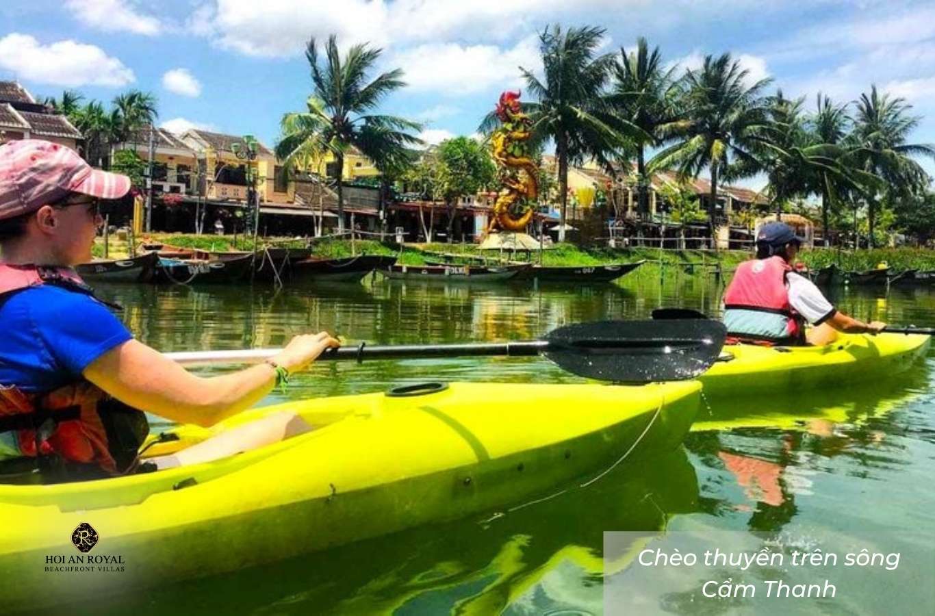 Khách du lịch chèo thuyền trên sông Cẩm Thanh