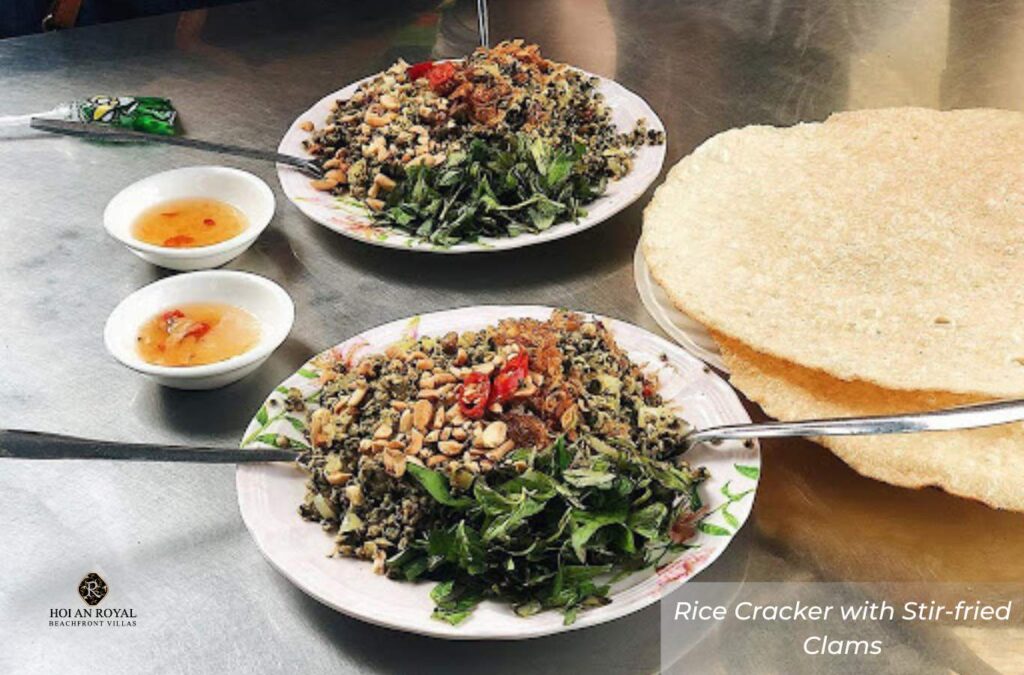 Rice cracker with stir-fried clams
