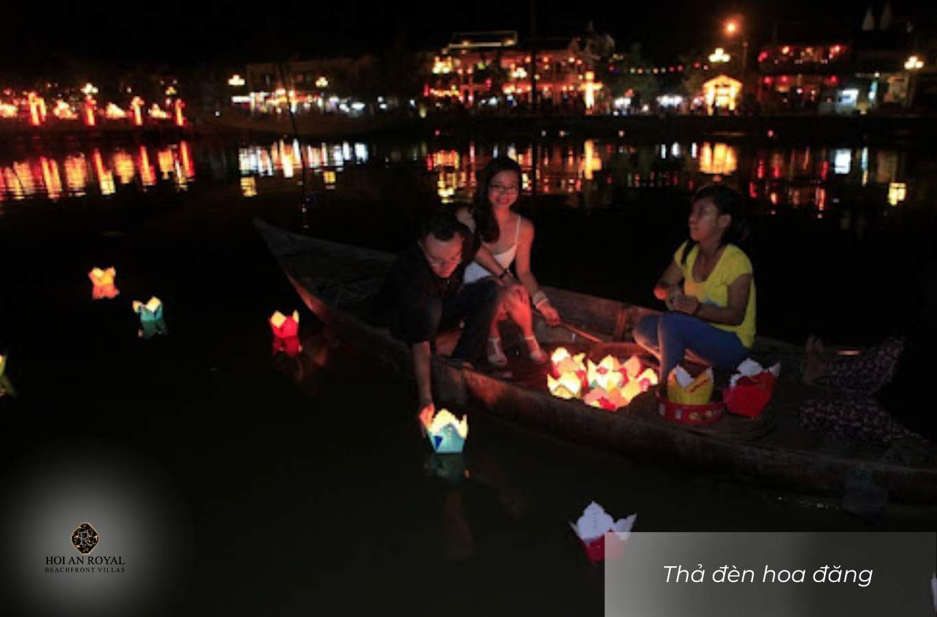 Du khách thả đèn hoa đăng trên sông Hoài