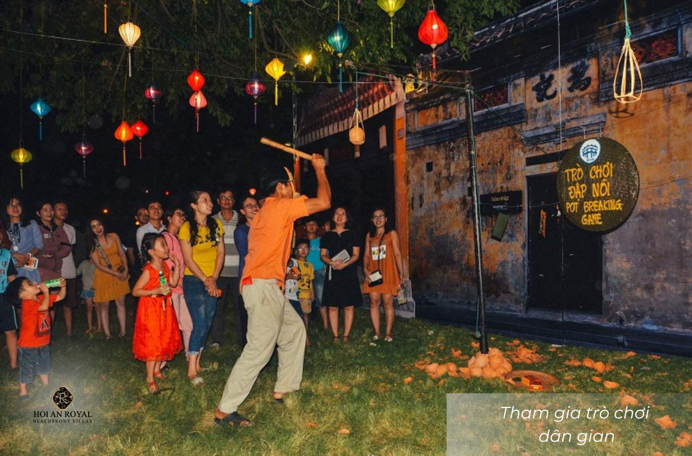 Du khách tham gia các trò chơi dân gian tại Hội An