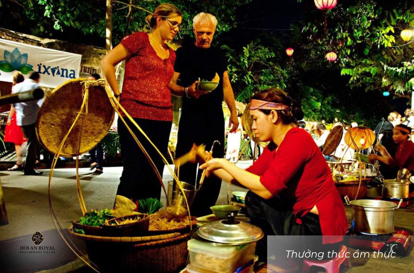 Khách du lịch thưởng thức ẩm thực