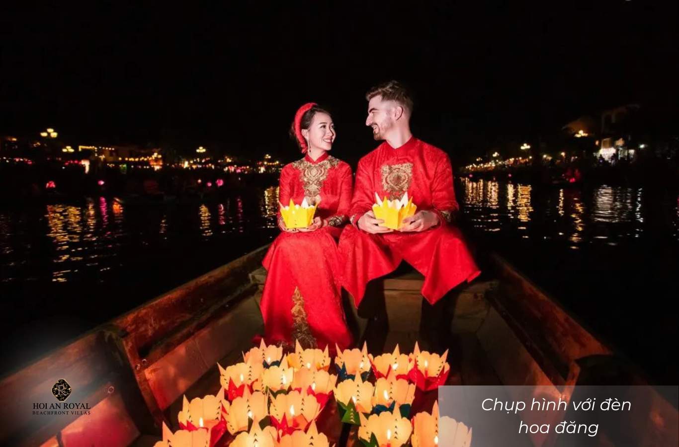 Du khách chụp hình với đèn hoa đăng