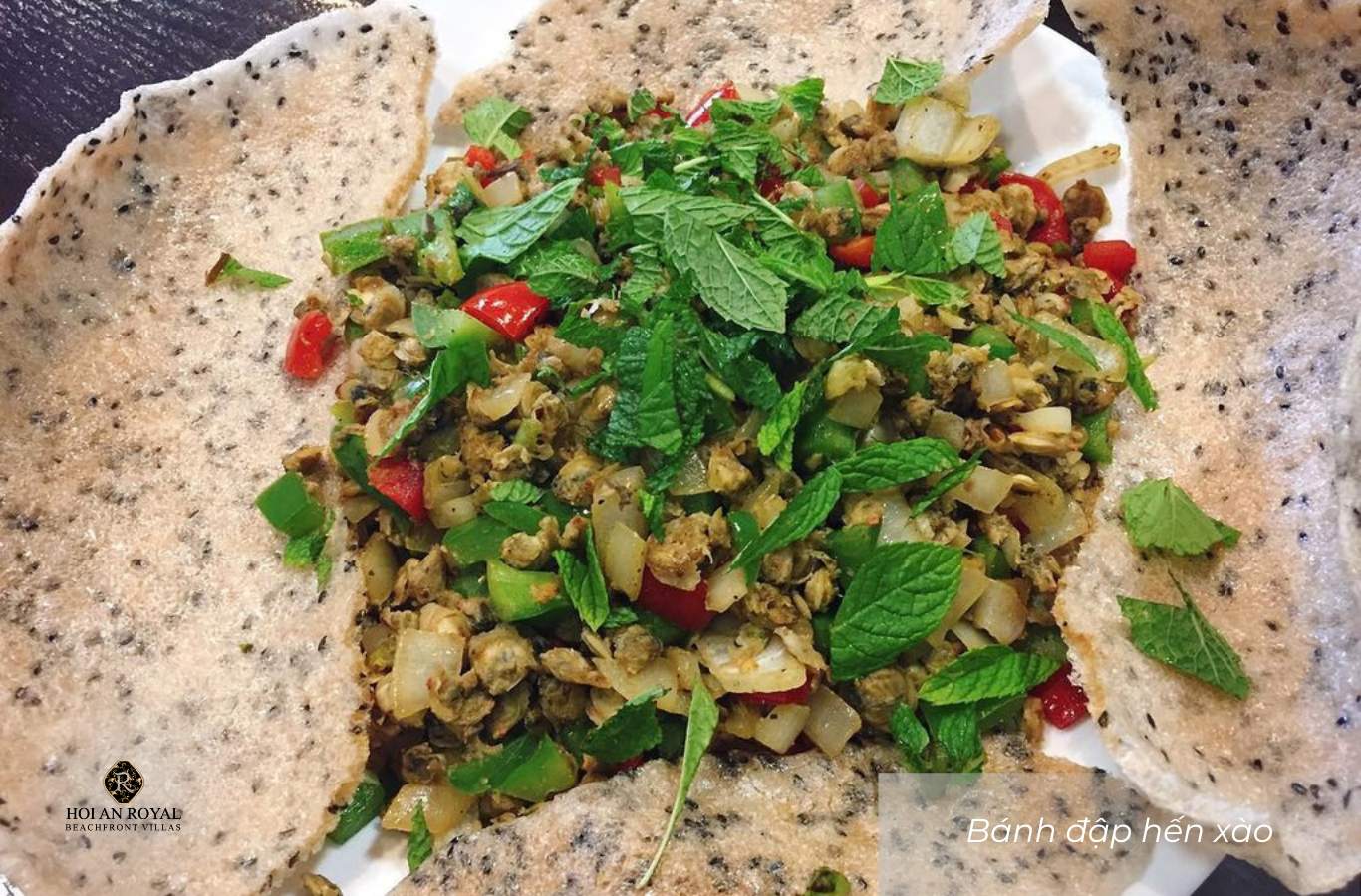 Bánh đập hến xào - món ăn đặc trưng ẩm thực truyền thống của Hội An