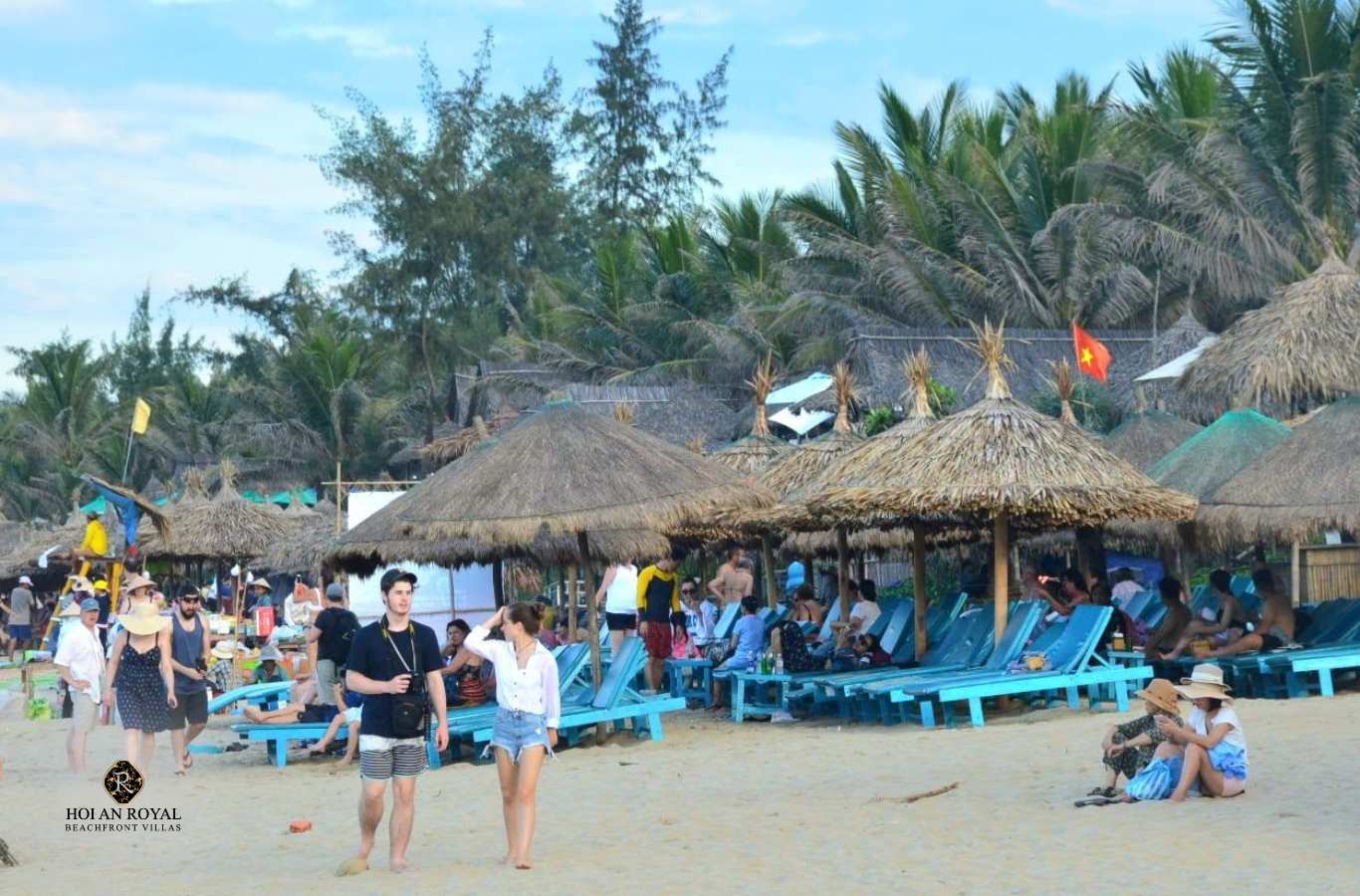 Du khách dạo chơi trên bãi cát mịn