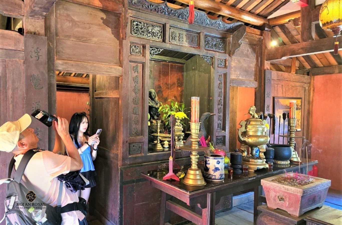 Du khách khám phá kiến trúc bên trong Chùa Cầu