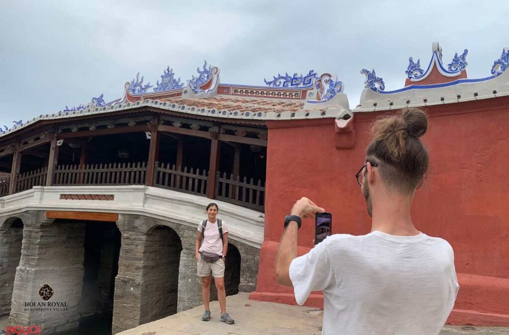 Khách nước ngoài check - in tại Chùa Cầu