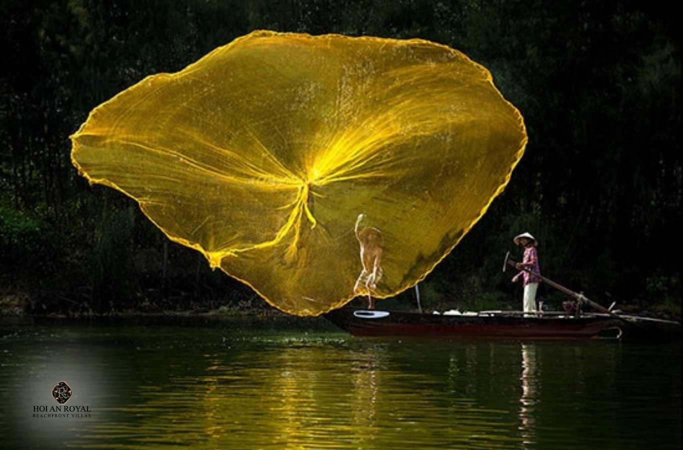 Cảnh ngư dân thả lưới tại làng chài Thanh Nam