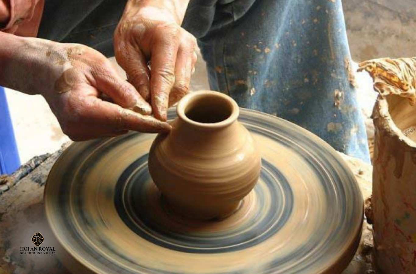 Nghệ nhân làng gốm Thanh Hà tỉ mỉ tạo hình sản phẩm trên bàn xoay truyền thống