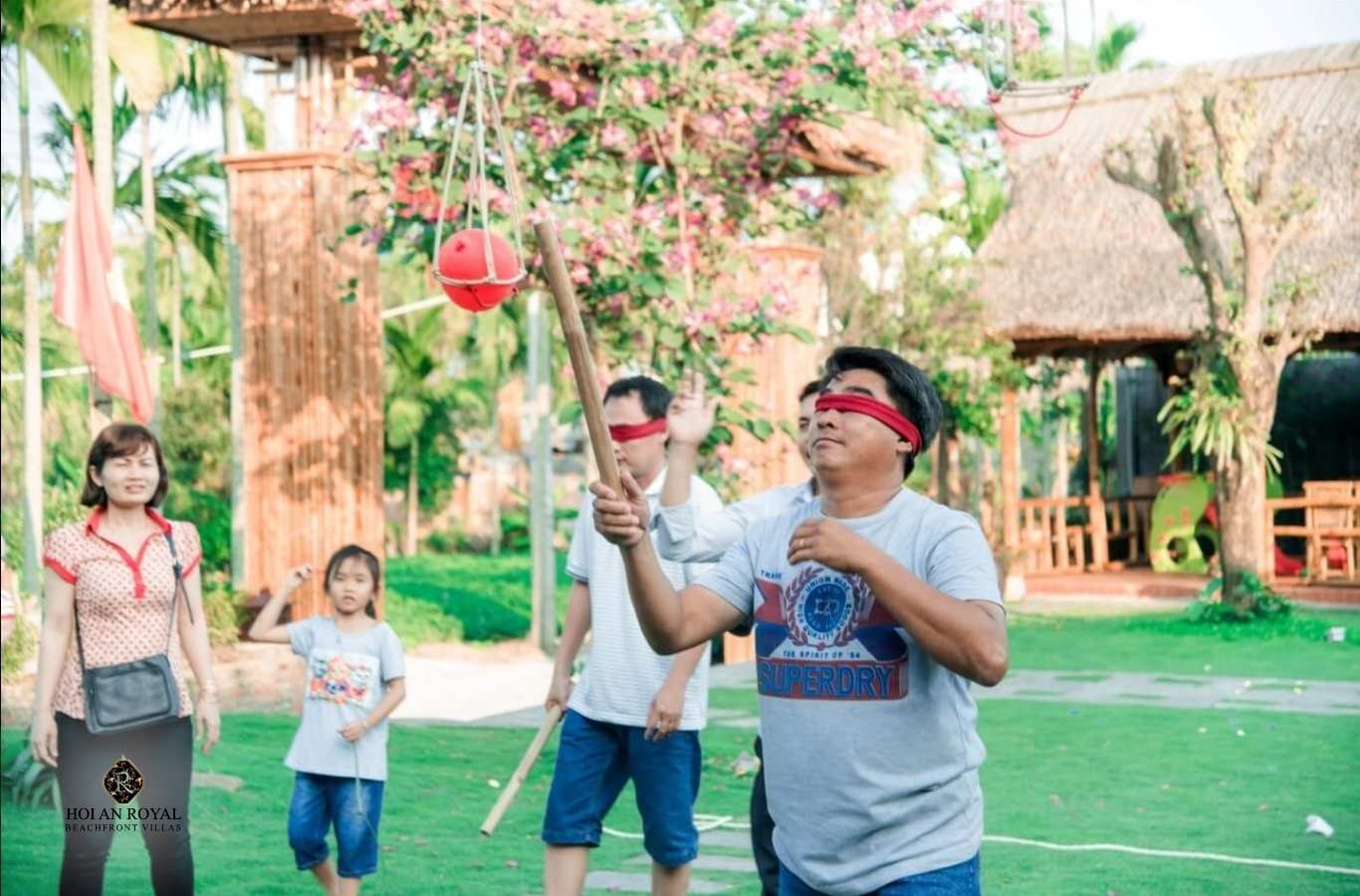 Khách tham quan chơi trò bịt mắt đập niêu