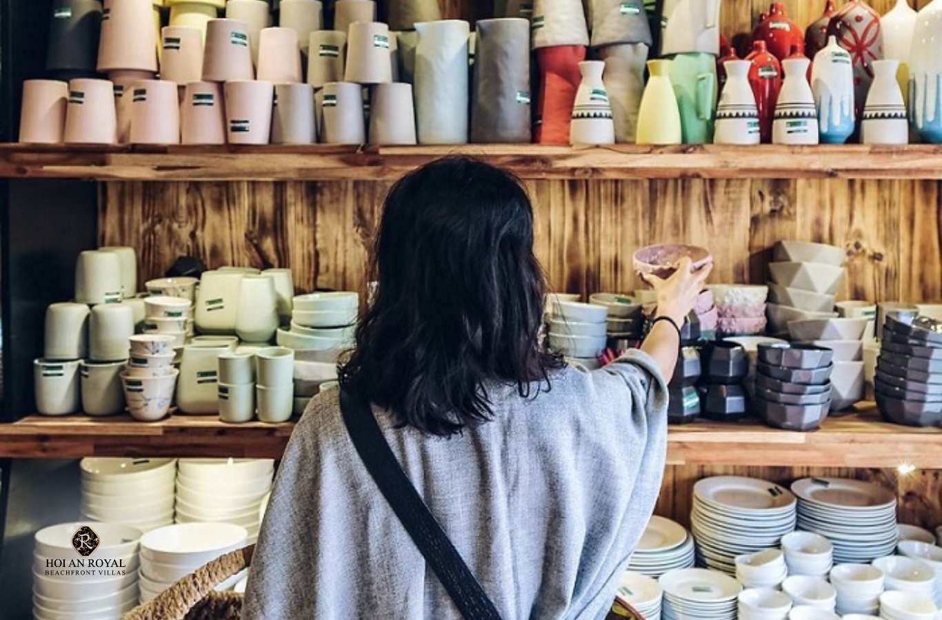 Khách du lịch lựa chọn và mua sắm sản phẩm gốm thủ công mỹ nghệ