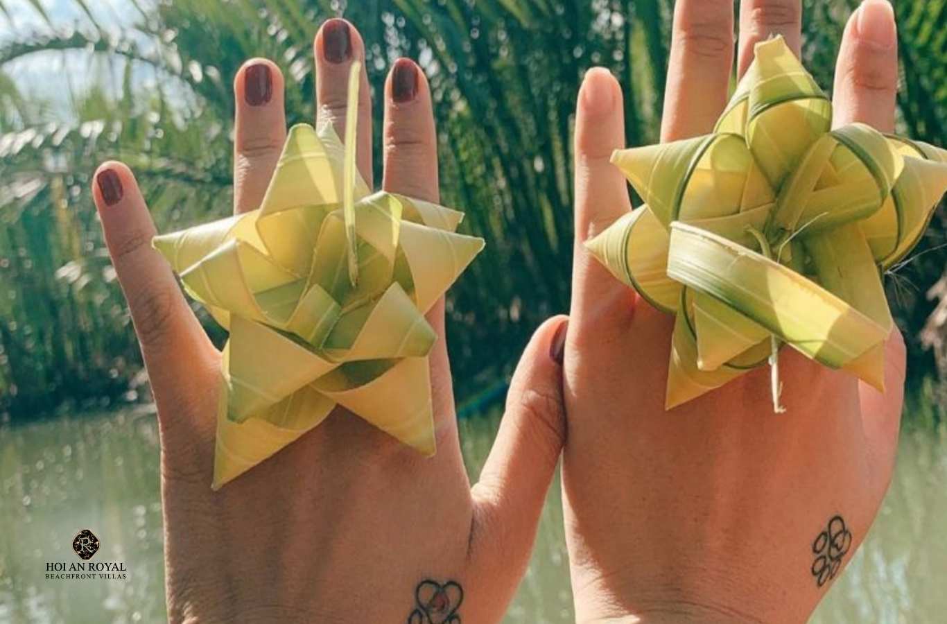 Khách du lịch tự tay làm nhẫn từ lá dừa