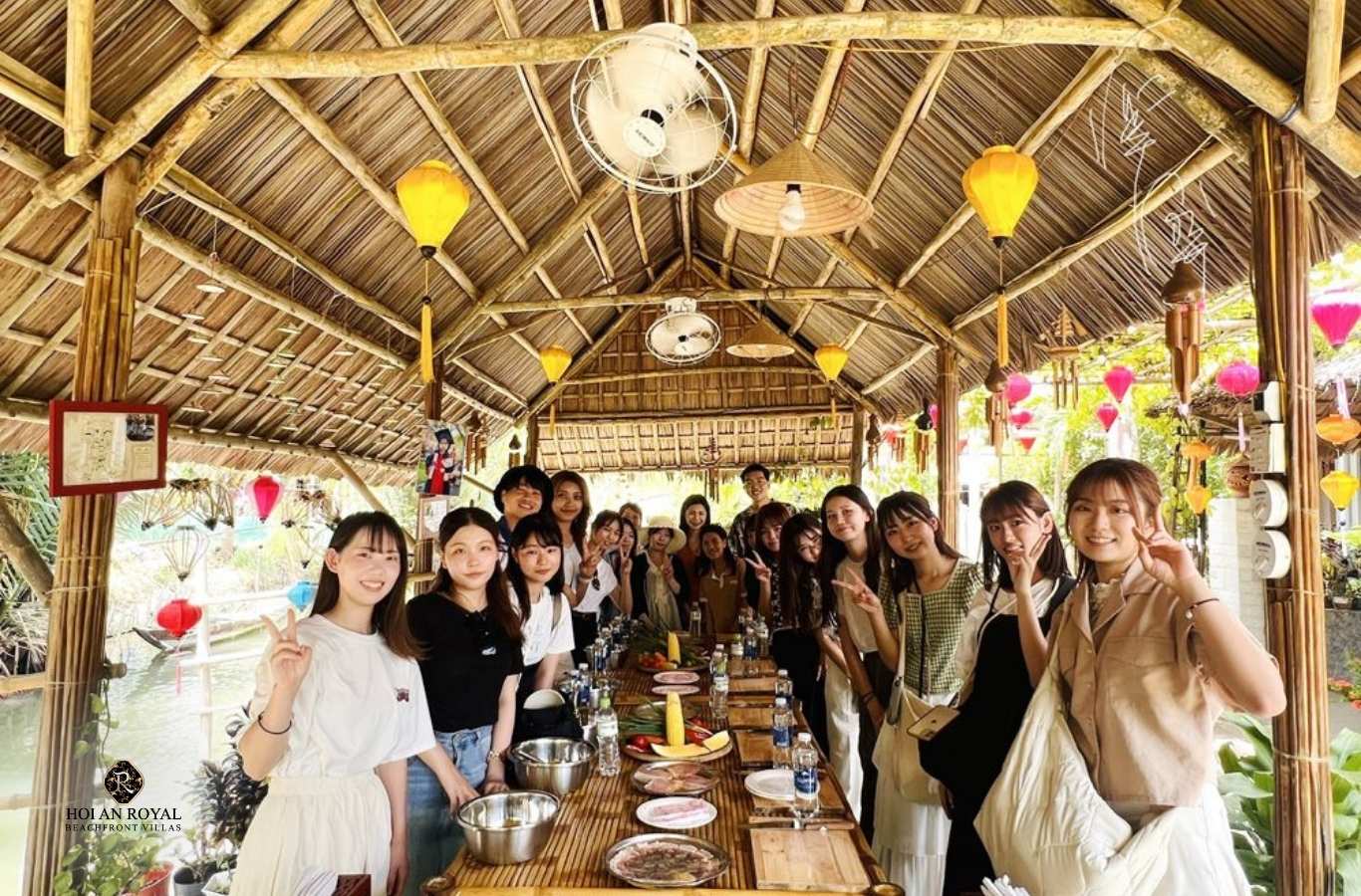 Du khách thưởng thức đặc sản Hội An tại nhà hàng trong khu vực