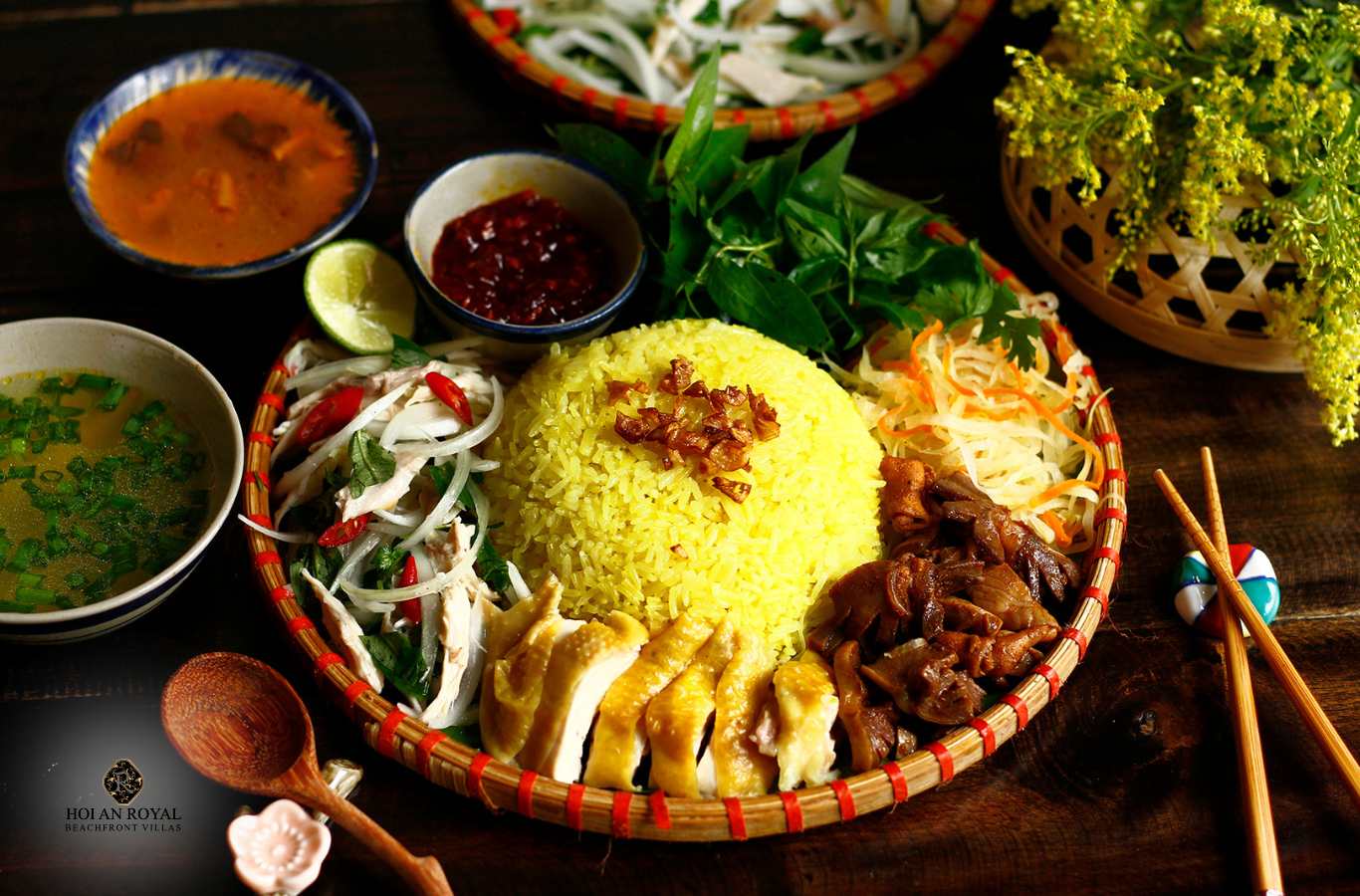 Phần cơm gà Hội An với màu sắc bắt mắt và đầy đủ rau răm, đồ chua