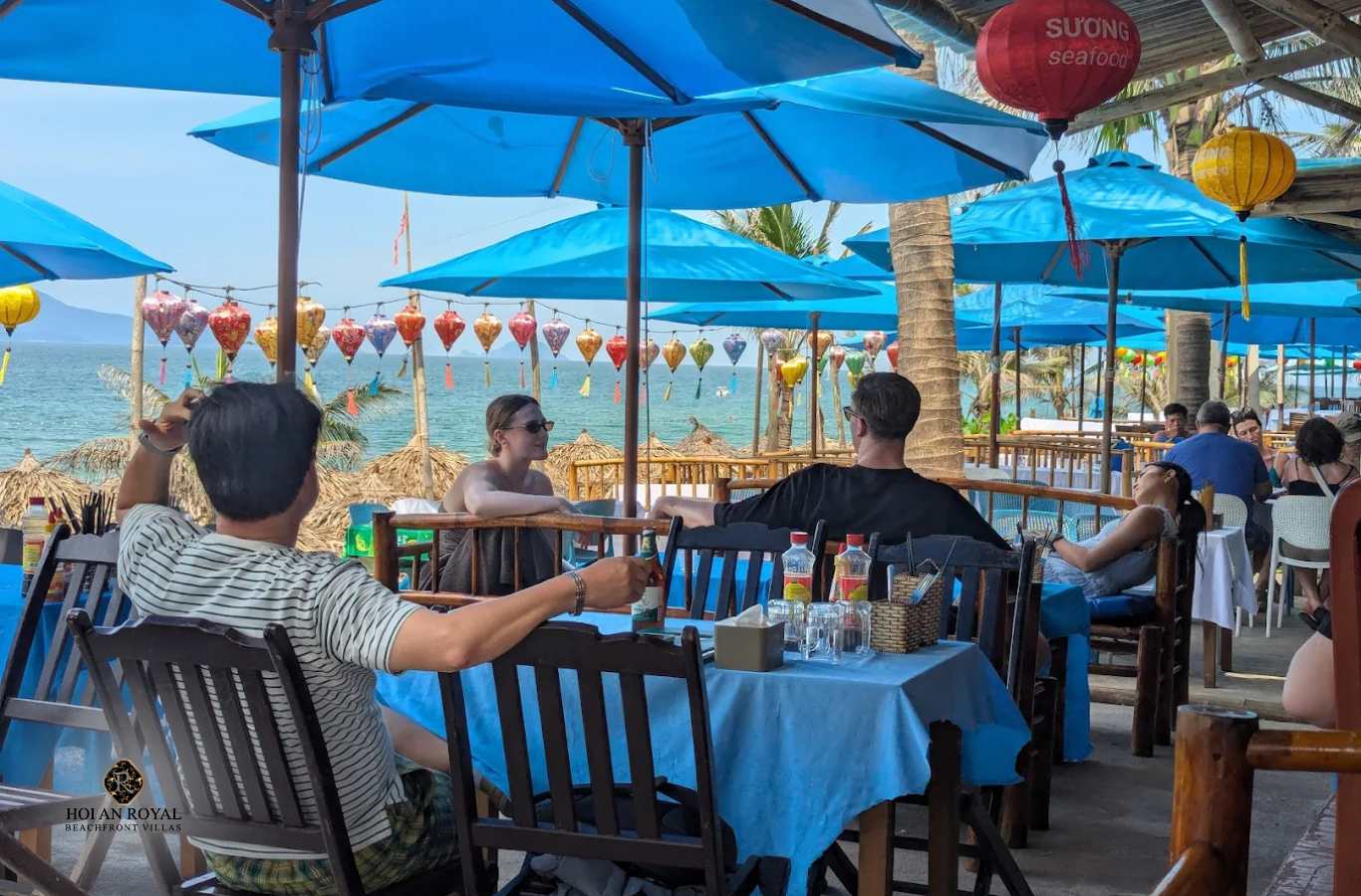 Du khách trải nghiệm ẩm thực tại nhà hàng Sương Hội An